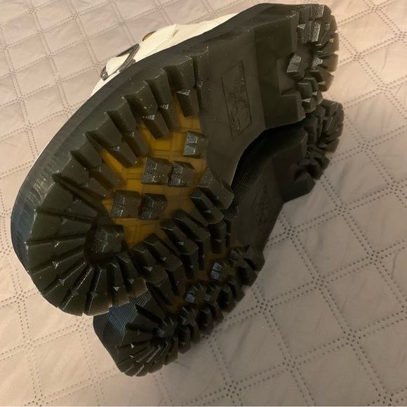 Dr. Martens Devon Heart Boots -LIMITED EDITION - Picture 5 of 7